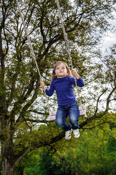 Bonito menina balançando em seesaw — Fotografia de Stock