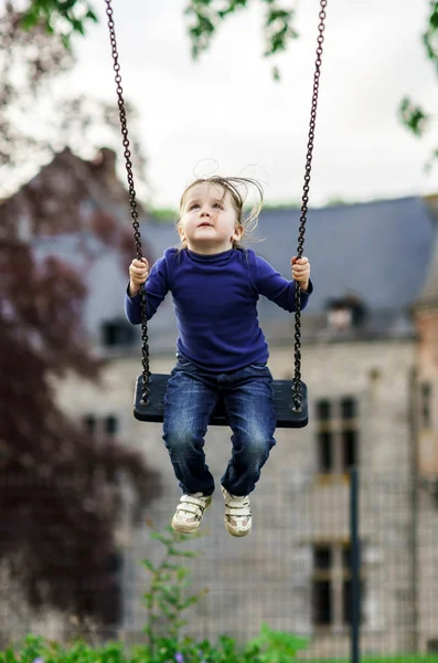 Mignonne petite fille balançant sur balançoire — Photo