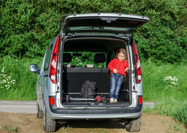 Pequeno viajante na bagagem de carro — Fotografia de Stock