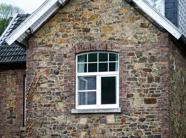 Nueva ventana de PVC de plástico en la casa vieja —  Fotos de Stock