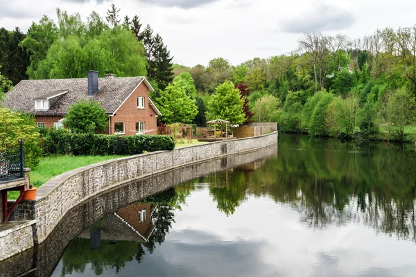 Petit village paysage avec rivière calme — Photo