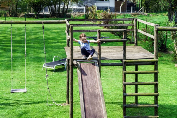 Niño en un parque infantil —  Fotos de Stock