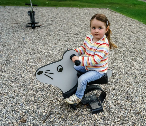 Niño en un parque infantil — Foto de Stock