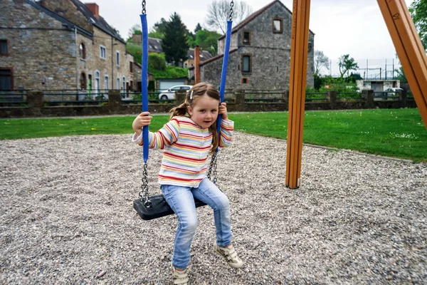 Kind op een speelplaats — Stockfoto