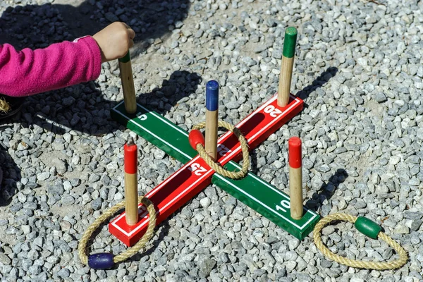 Kind auf einem Spielplatz — Stockfoto