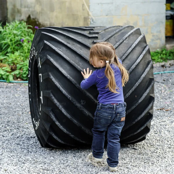 Enfant sur une aire de jeux — Photo