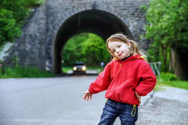 Автостопом по маленькой девочке — стоковое фото