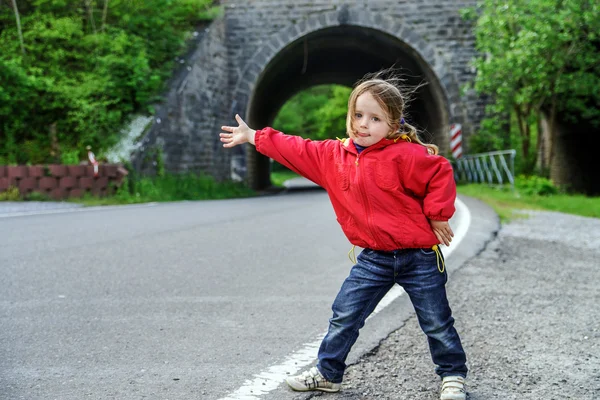 Автостопом по маленькой девочке — стоковое фото
