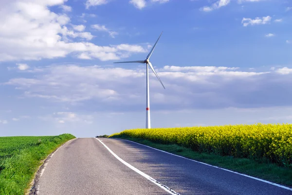 Альтернативна енергія з вітровими турбінами — стокове фото