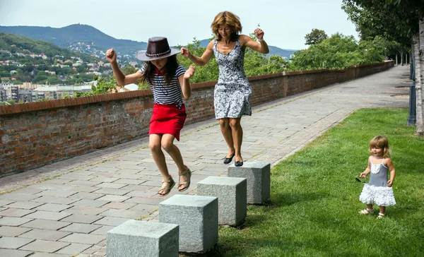 Madre con dos hijas jugando juego — Foto de Stock