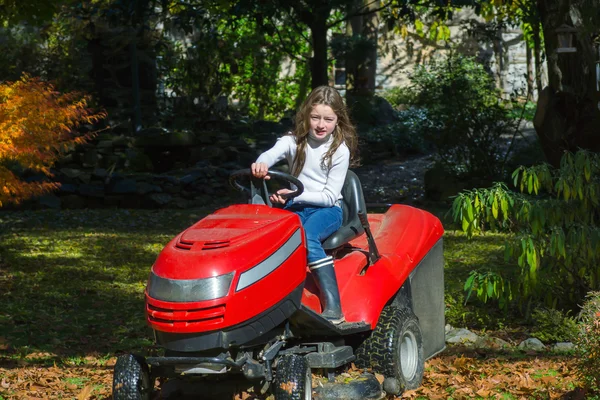 Leichtes Fahren von Agrarmotoren durch junges Mädchen — Stockfoto