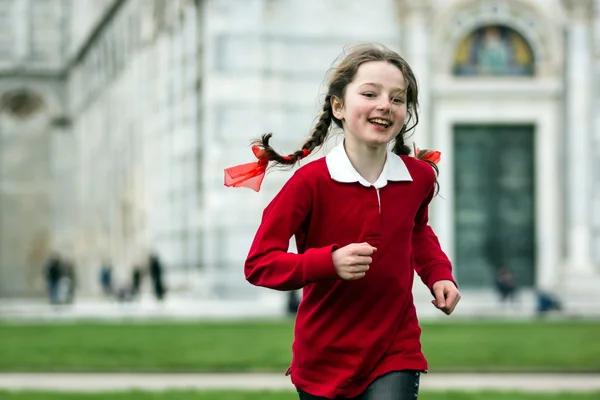 Fată tânără care aleargă — Fotografie, imagine de stoc