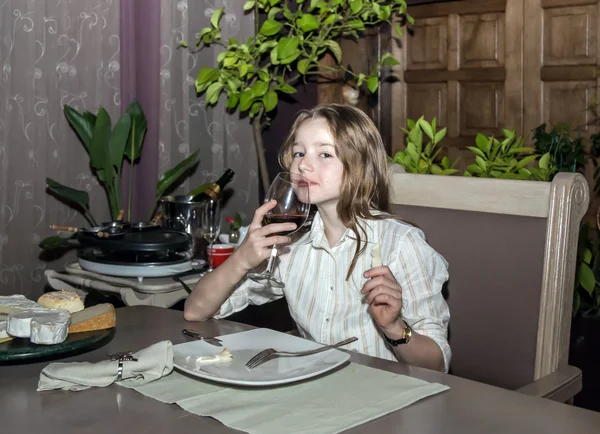 Comida e bebida à noite — Fotografia de Stock