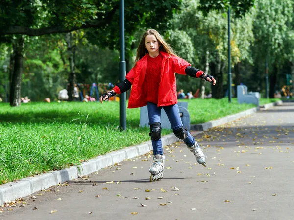 Jong meisje schaatsen — Stockfoto