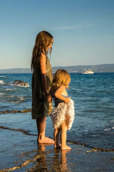 Pequeños sisters a orillas del mar — Foto de Stock