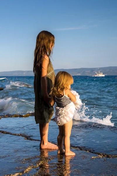 Pequeños sisters a orillas del mar —  Fotos de Stock