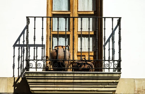 Blumenschalen auf dem Balkon — Stockfoto