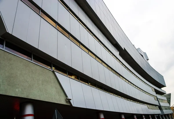 Edifício moderno com face curva fron — Fotografia de Stock