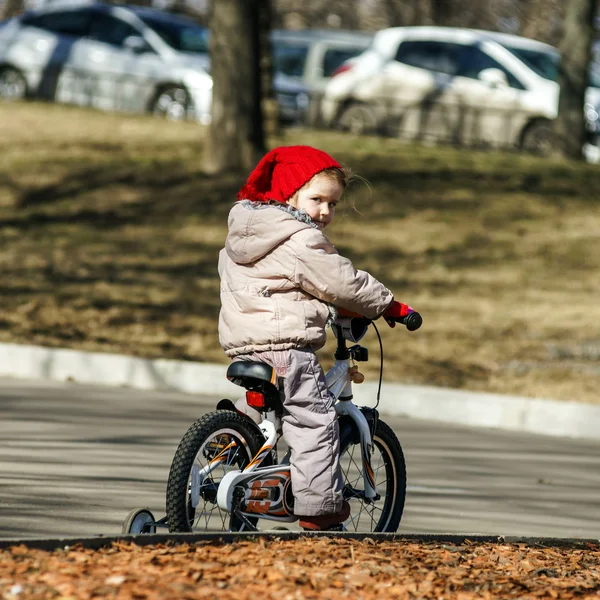 Sevimli küçük kız bisiklet üzerinde — Stok fotoğraf