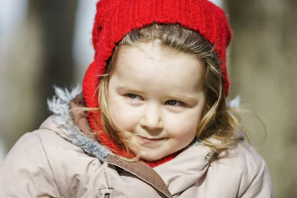 Schattig klein meisje op de speelplaats — Stockfoto