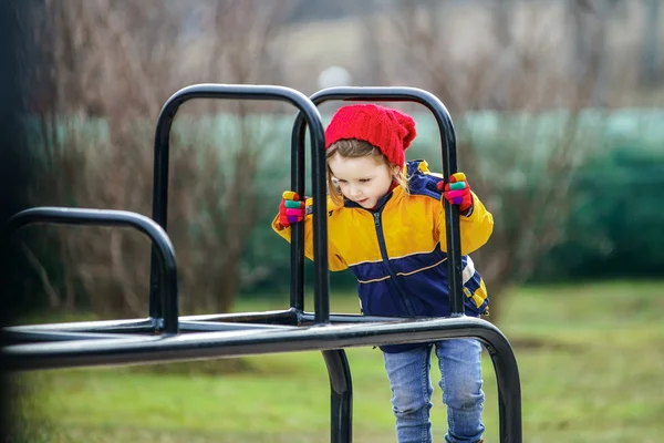 Schattig klein meisje op de speelplaats — Stockfoto