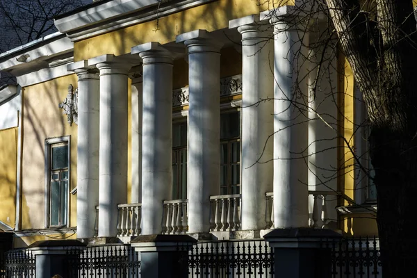 Классический русский усадьба в Москве с колоннадой — стоковое фото