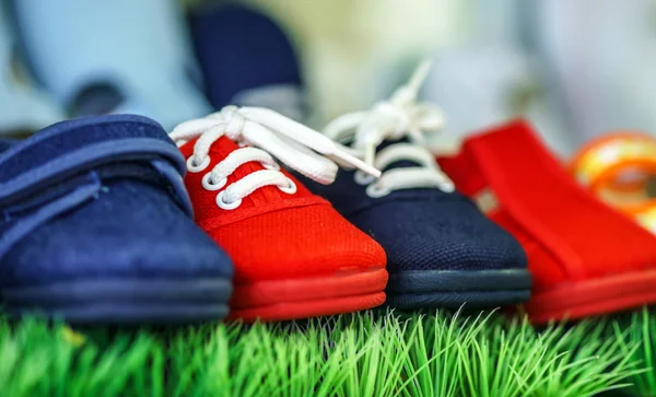 Teller met baby schoenen bij shop — Stockfoto