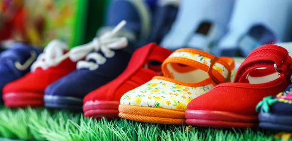 Contatore con scarpe bambino in negozio — Foto Stock