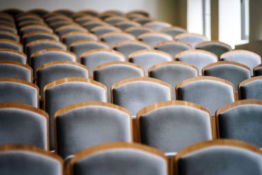 boş bekleme salonunda konser salonu