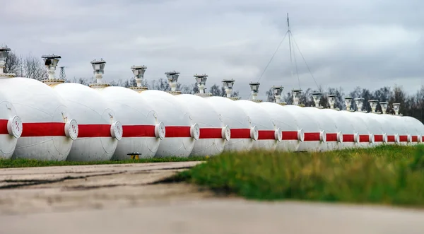 Grandes tanques de petróleo en una refinería — Foto de Stock