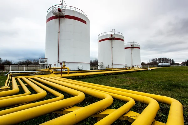 Grandes tanques de petróleo en una refinería — Foto de Stock