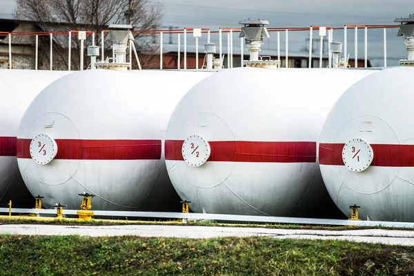 Grote olietanks in een raffinaderij — Stockfoto