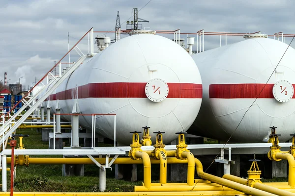 Grands réservoirs de pétrole dans une raffinerie — Photo