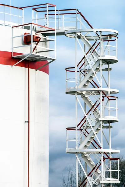 Treppe zum großen Öltank — Stockfoto