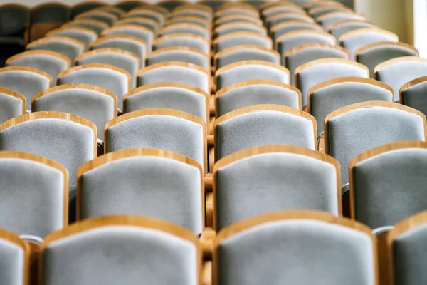 Leere Stühle im Konzertsaal — Stockfoto