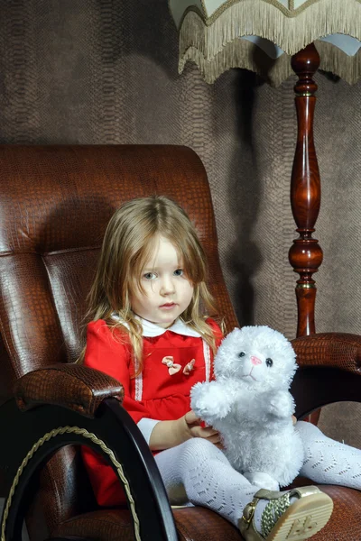 Schattig klein meisje met haar speelgoed — Stockfoto