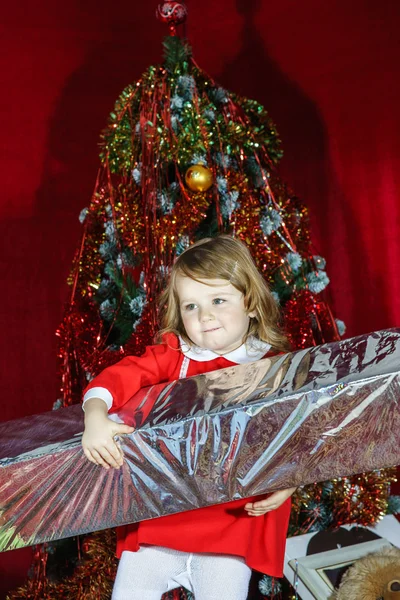 Cute dziewczynka z wielkim słodki prezent na Boże Narodzenie — Zdjęcie stockowe