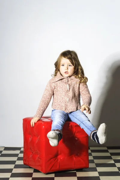 Drăguț fetiță care pozează în studio — Fotografie, imagine de stoc