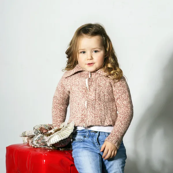 Mignonne petite fille posant en studio — Photo