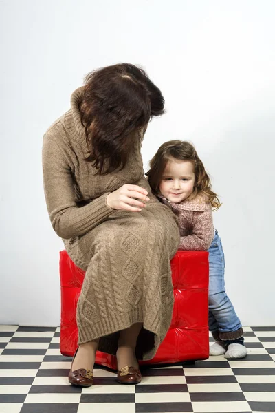 Petite fille mignonne posant en studio avec sa mère — Photo