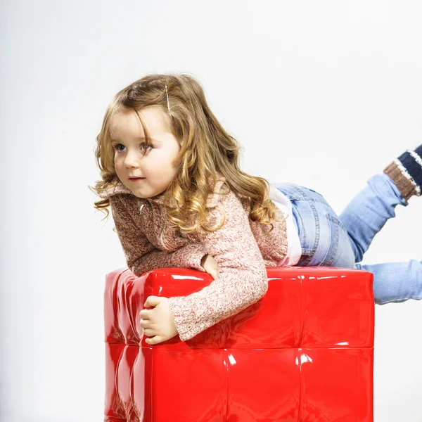 Carino bambina posa in studio — Foto Stock