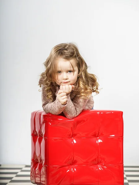 Carino bambina posa in studio — Foto Stock