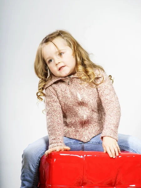 Schattig klein meisje poseren in studio — Stockfoto