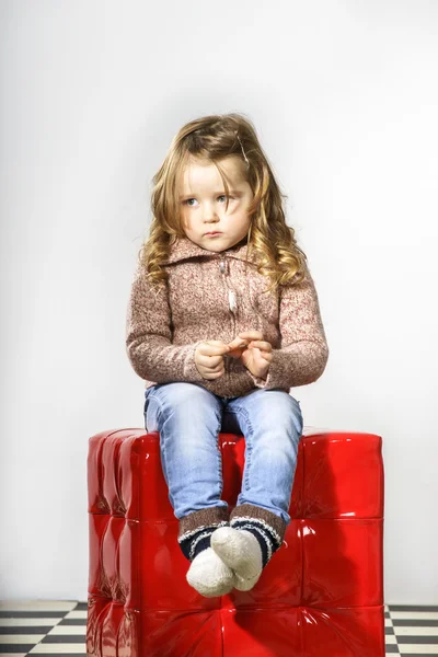Söt liten flicka poserar i studio — Stockfoto