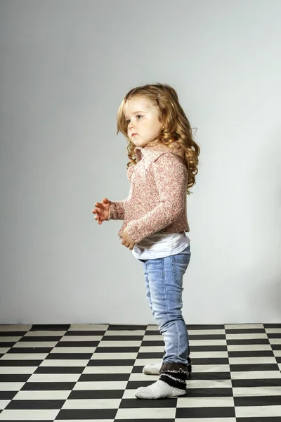 Niño pequeño jugando — Foto de Stock