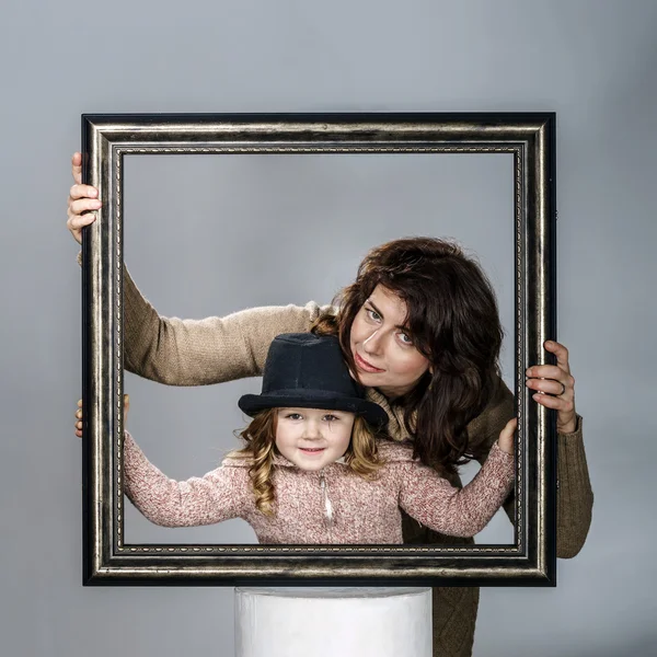 母亲和女儿假扮与框架 — 图库照片