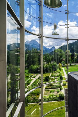 büyük cam duvar açık yerde.