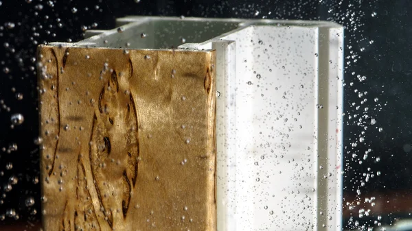 Uji coba kayu veneer dengan air — Stok Foto