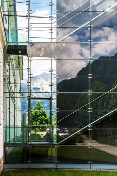 Große Glaswand im öffentlichen Raum. — Stockfoto