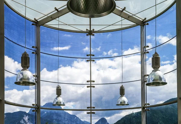Große Glaswand im öffentlichen Raum. — Stockfoto